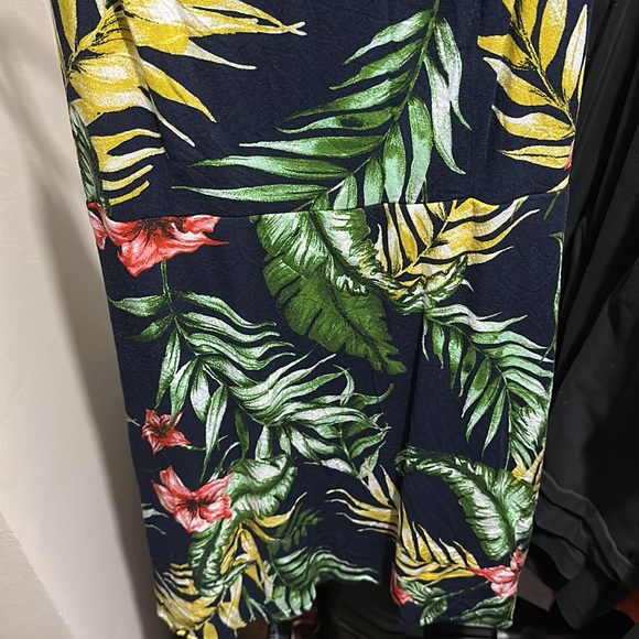 Blue and floral strapped dress with v-neck and adjustable straps. Mini length - Picture 2 of 4